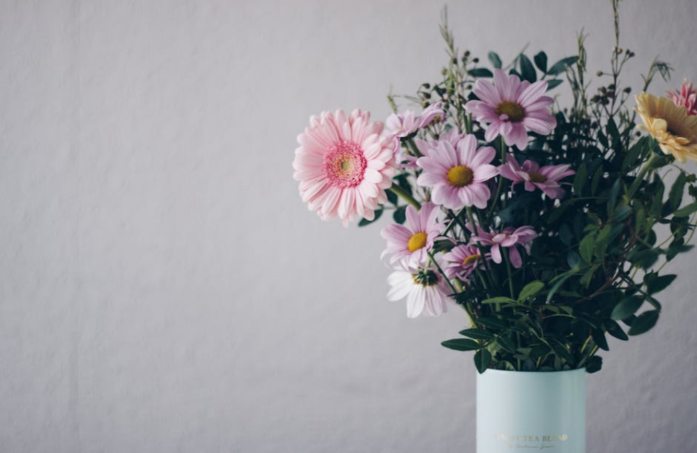 Bloemen bezorgen, een kleurrijk gebaar op afstand